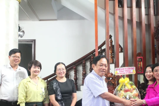 Lãnh đạo Sở GD&ĐT TP Cần Thơ thăm hỏi nhà giáo lão thành nhân Ngày Nhà giáo Việt Nam