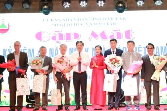 Bí thư Tỉnh ủy Đắk Lắk dự gặp mặt kỷ niệm 43 năm ngày Nhà giáo Việt Nam