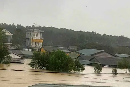 Nước lũ đổ về nhanh đột ngột, chợ tại TP Huế ngập đến gần nóc