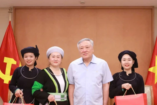 Phó Thủ tướng Thường trực Nguyễn Hòa Bình gặp gỡ các nhà giáo tiêu biểu