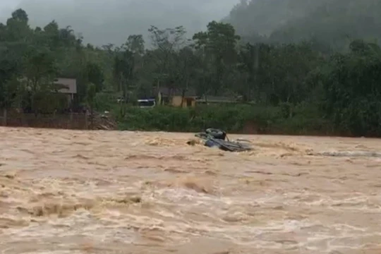 Tự ý mở rào chắn cảnh báo lũ, tài xế và xe đầu kéo bị lũ cuốn trôi ở Quảng Trị