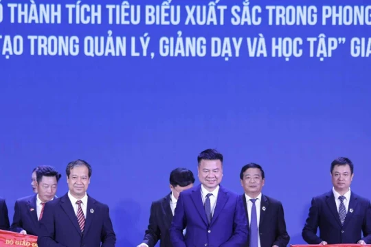 Báo Giáo dục và Thời đại nhận Cờ thi đua của Bộ GD&ĐT