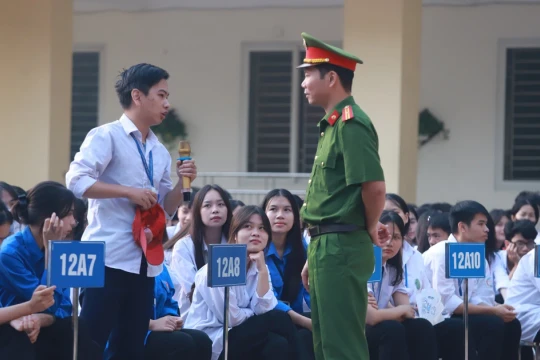 Giáo dục chính trị, tư tưởng cho học sinh, sinh viên: Tỉnh táo khi tham gia môi trường mạng