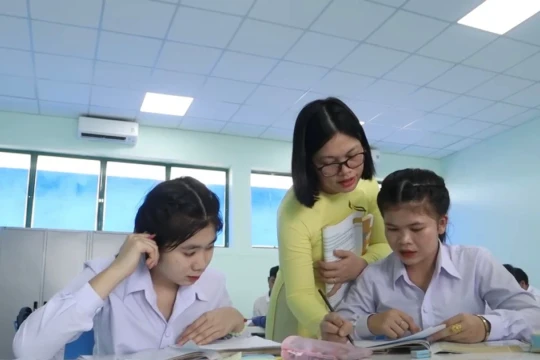 Người 'gieo mầm' tri thức, vun đắp tình yêu tiếng Việt cho du học sinh Lào