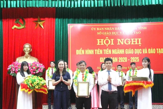 Gặp người thầy dùng tài năng và trái tim để viết nên những yêu thương