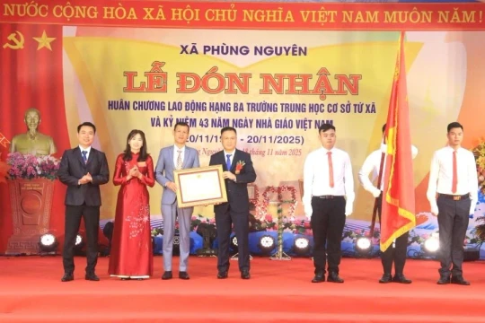 Phú Thọ: Trường THCS Tứ Xã đón nhận Huân chương Lao động hạng Ba dịp 20/11