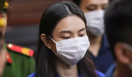 Giây phút Hoa hậu Thùy Tiên tại tòa án với tư cách bị cáo