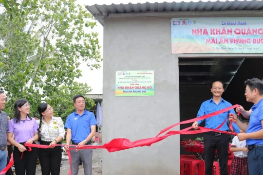 Nhiều trường đại học tại TPHCM chuyển hoa 20/11 thành hành động nhân ái