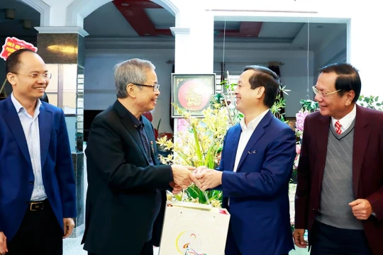 Chủ tịch UBND tỉnh Bắc Ninh thăm các Nhà giáo Nhân dân tiêu biểu