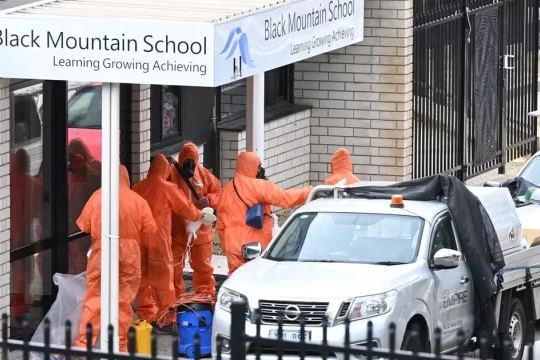 Australia đóng cửa trường học vì nghi nhiễm amiăng