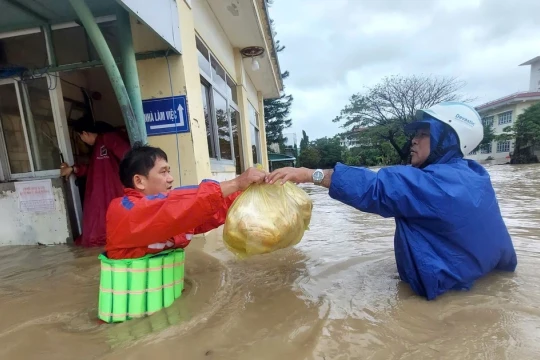 20/11 không hoa, quà, thầy cô lội nước mang nhu yếu phẩm đến sinh viên bị mắc kẹt