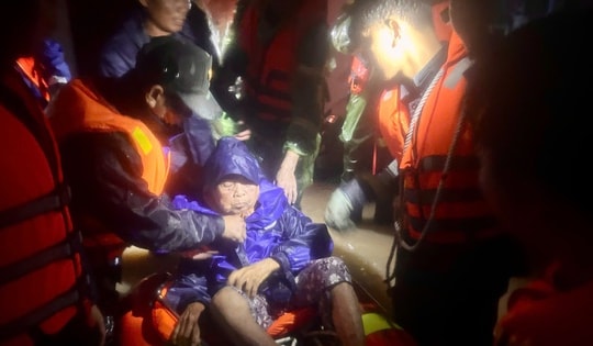 Khánh Hoà: Nhói lòng những lời kêu cứu trong đêm lũ