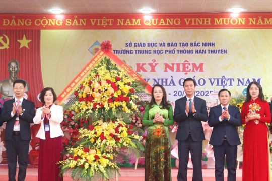 Lãnh đạo tỉnh Bắc Ninh dự kỷ niệm ngày nhà giáo ở ngôi trường hơn '100 tuổi'