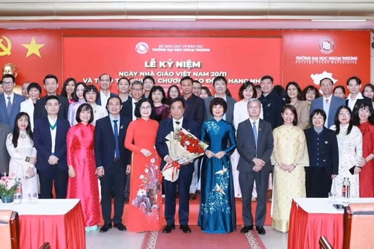 Trao tặng Huân chương Lao động hạng Nhì cho nguyên Hiệu trưởng Trường Đại học Ngoại thương