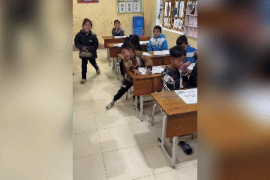 Ngày 20/11, học trò tặng bó rau, củ khoai khiến thầy giáo rơi nước mắt