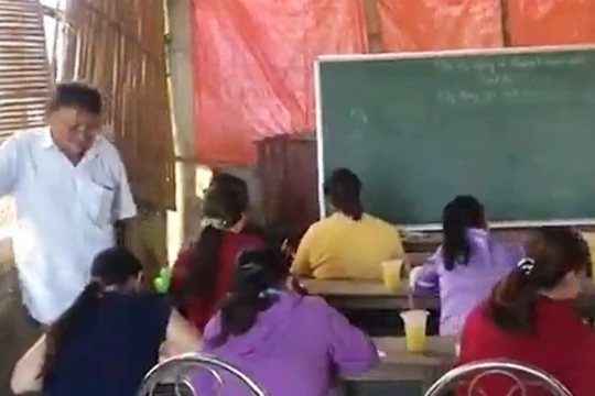 Người thầy 35 năm lặng lẽ xóa mù chữ cho người lớn tuổi vùng đầm phá Huế