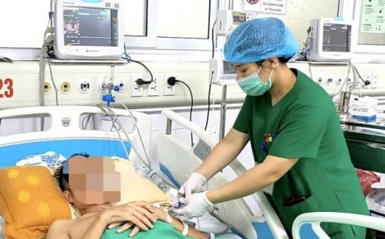 Người đàn ông sốt cao liên tục, đi khám phát hiện vi khuẩn ăn mòn cơ thể