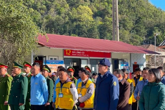 Thông báo mới về các loại xe được lên Cột cờ Lũng Cú