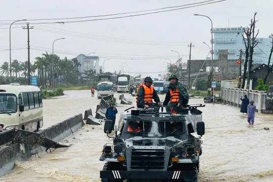 Quân đội điều xe thiết giáp tiếp tế khẩn cấp cho người dân vùng lũ bị cô lập