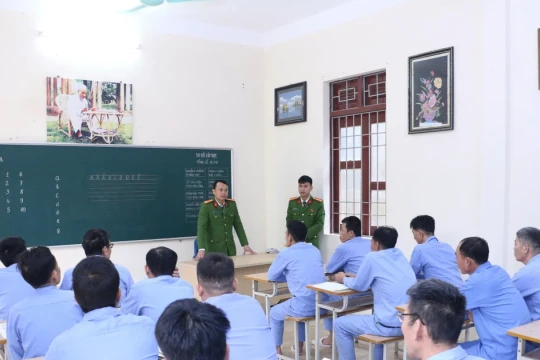 Những con chữ nhóm lại cuộc đời lầm lỡ