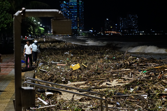 Cảnh tượng không thể tin nổi dọc bãi biển đẹp nhất Nha Trang