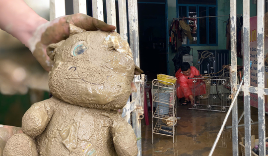 Dưới lớp bùn sau trận mưa lũ lịch sử tại Khánh Hoà