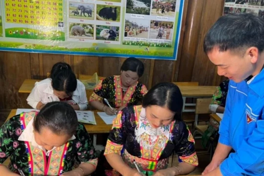 Vượt tự ti đến lớp học xóa mù chữ