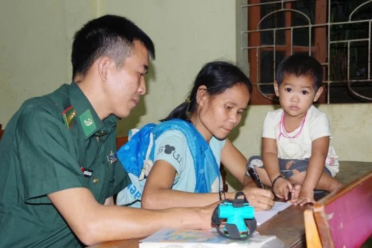 Thầy giáo quân hàm xanh chong đèn giữa núi rừng Trường Sơn