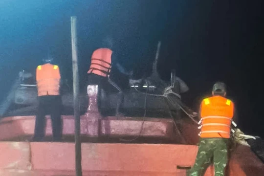 Biên phòng Cà Mau phối hợp ngư dân cứu 13 thuyền viên chìm tàu trên biển