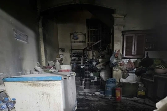 Giải cứu 3 người mắc kẹt trong vụ cháy nhà dân tại Hà Nội