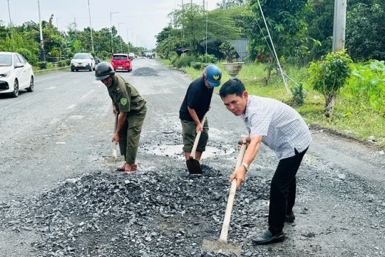 Thấy nhiều sinh viên sụp ‘ổ gà’ té xe, trưởng khu vực xin đá vá đường