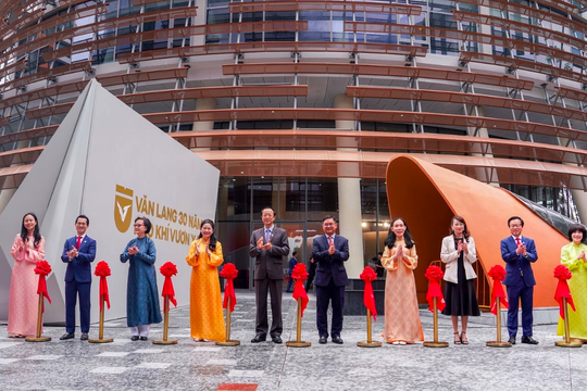 Trường Đại học Văn Lang nhận Huân chương Lao động hạng Nhì