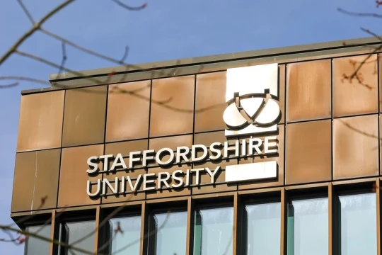 Đại học Staffordshire bị tố lạm dụng AI
