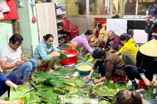 Người dân Quảng Ngãi nổi lửa sáng đêm nấu bánh chưng, soạn thực phẩm gửi vùng lũ