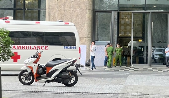 Phát hiện 1 thi thể để trong túi tại tòa nhà ở TPHCM