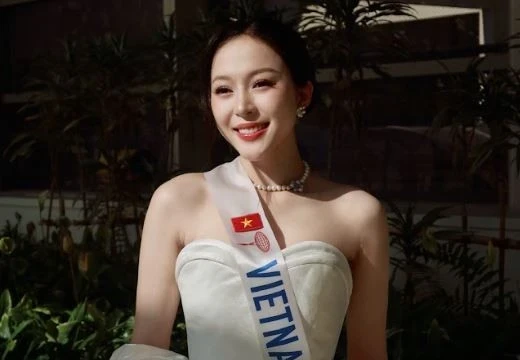 Kiều Duy tặng khăn rằn, hướng dẫn các thí sinh Miss International nói tiếng Việt