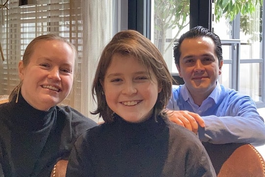 Cậu bé 15 tuổi nhận bằng tiến sĩ Vật lý lượng tử