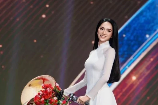 Hương Giang gây xúc động, lao vào vùng lũ hỗ trợ đồng bào ngay sau khi về nước