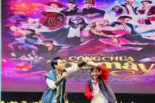 Học sinh hào hứng tham gia 'nhạc kịch tương tác' tại sân trường