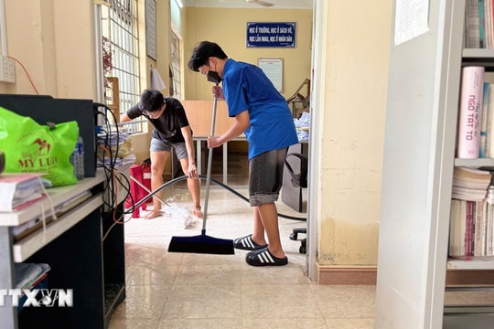 Bộ Giáo dục và Đào tạo cấp phát miễn phí sách giáo khoa cho học sinh vùng lũ