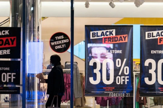 Săn hàng giảm giá cuối năm: Cẩn trọng để tránh tiền mất, tật mang