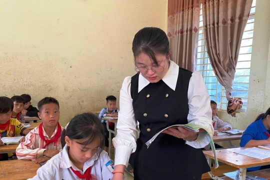 Giáo viên ở Thanh Hóa mòn mỏi chờ được trả tiền dạy thừa giờ