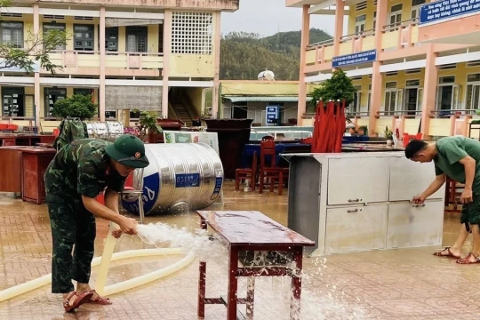Nỗ lực giữ nhịp học tập khi học sinh vùng lũ trở lại trường