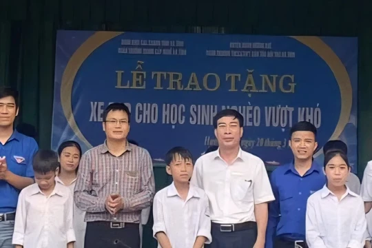 Thầy giáo miệt mài gieo chữ, gieo tâm cho học trò dân tộc vùng biên Hà Tĩnh