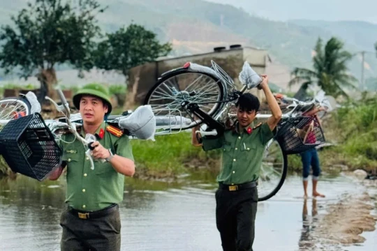 Vượt suối, mang yêu thương đến thầy trò Trường Tiểu học Phú Mỡ