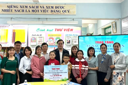 Đà Nẵng trao 11.735 bản sách, trị giá 217 triệu đồng cho 2 trường học sau lũ