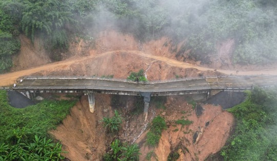 Cận cảnh cung đường sạt lở trên dãy Trường Sơn