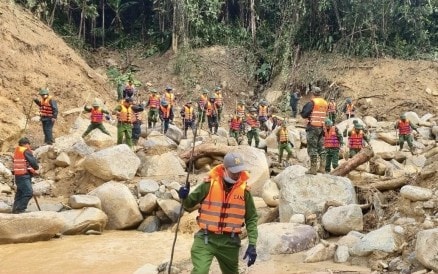 Hơn 100 người bám hiện trường sạt lở núi, tìm 2 nạn nhân mất tích