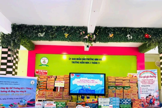 Cô, trò mầm non ở Cần Thơ san sẻ khó khăn cùng thầy cô và các em nhỏ nơi tâm lũ