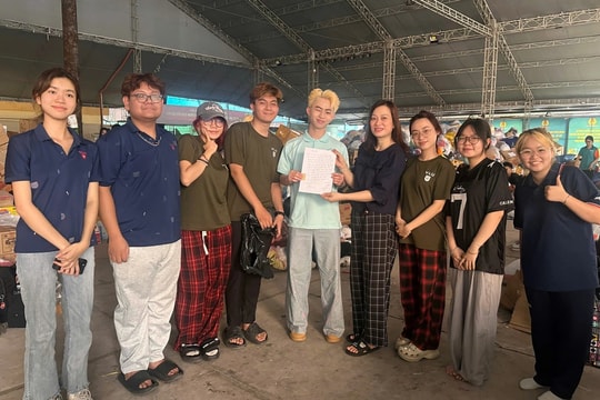 Đóng hàng cứu trợ, nam sinh "không thể tin nổi" khi nhặt được 5 chỉ vàng